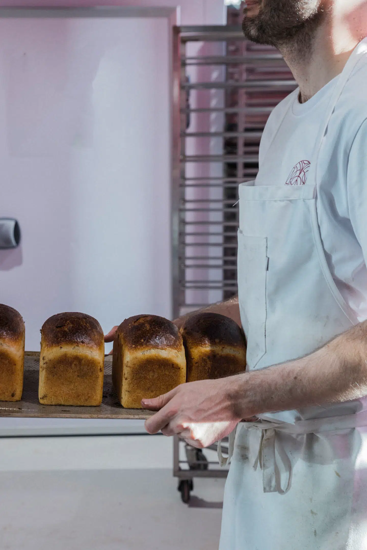 Der er både kærnemælksfranskbrød, håndværkere og træstammer i sortimentet i det nye bageri.