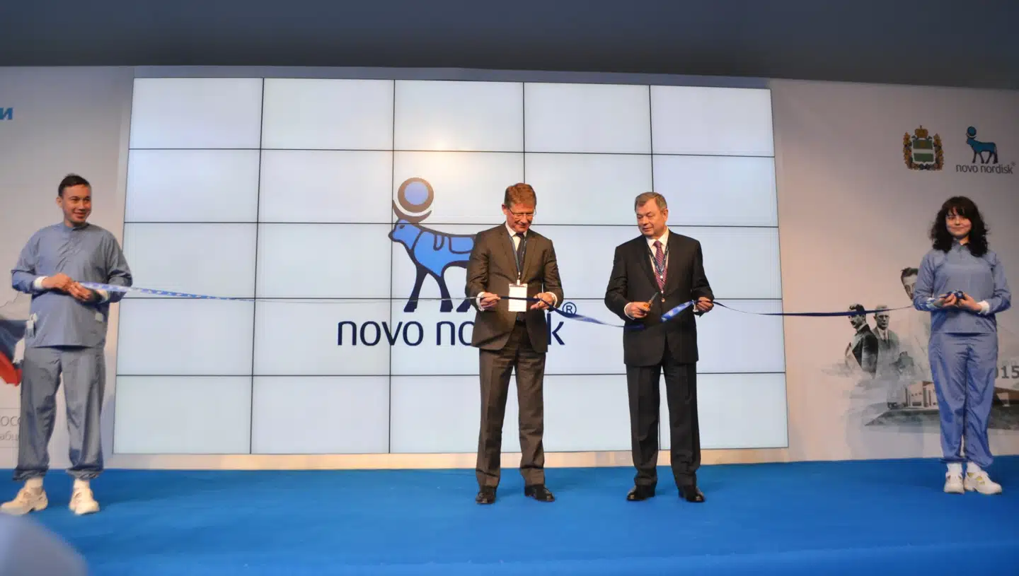 Novo Nordisks daværende topchef, Lars Rebien Sørensen (i brunt jakkesæt, red.), var med til at klippe snoren, da det danske medicinalselskab i 2015 åbnede sin fabrik i russiske Kaluga.