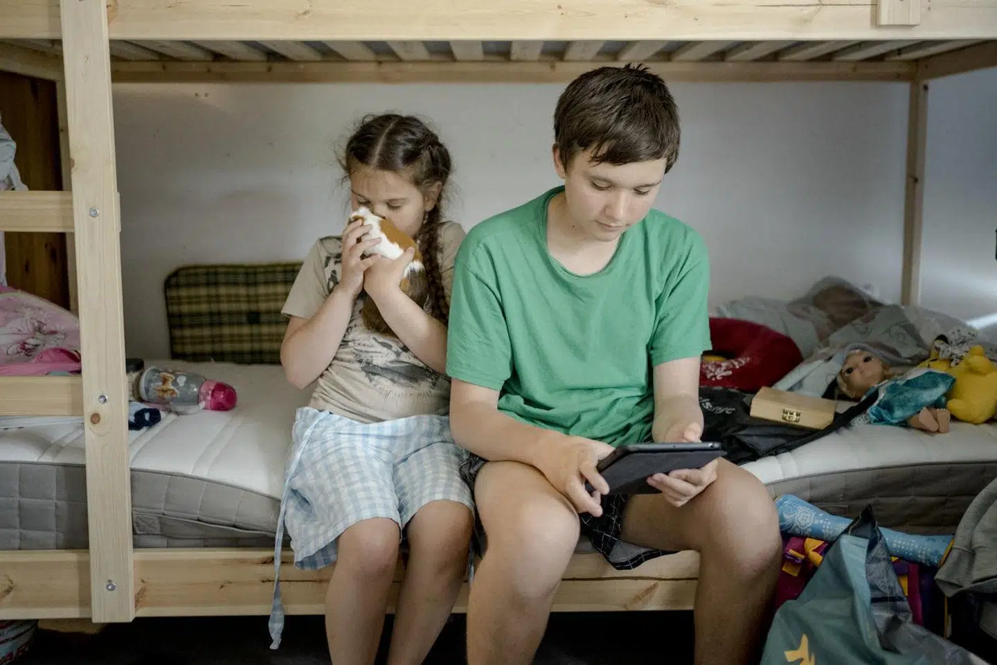 »Jeg mener, at vi i kommunerne skal have mulighed for at kunne dispensere for lovkravet om obligatorisk undervisning i dansk og kunne tilbyde engelsk i stedet, når det giver mening for den enkelte ukrainer,« skriver Jens-Kristian Lütken. Her ses ukrainske flygtninge på Toftebo i Nordsjælland. Tatiana Shmoylovas børn Olena og hendes storebror, Vladik.