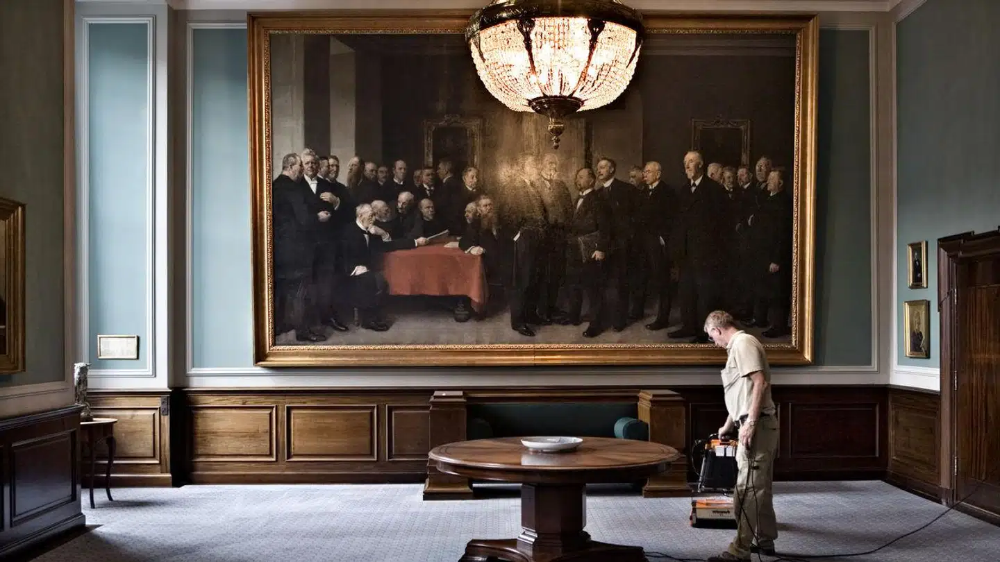 Det er blandt andet dette maleri af 30 mænd, der forbereder grundlovsændringen i 1915, som mange forbinder med kunsten på Christiansborg. Snart får maleriet et kvindeligt modstykke med 30 kvindelige politikere, der har sat sit aftryk i dansk politik.