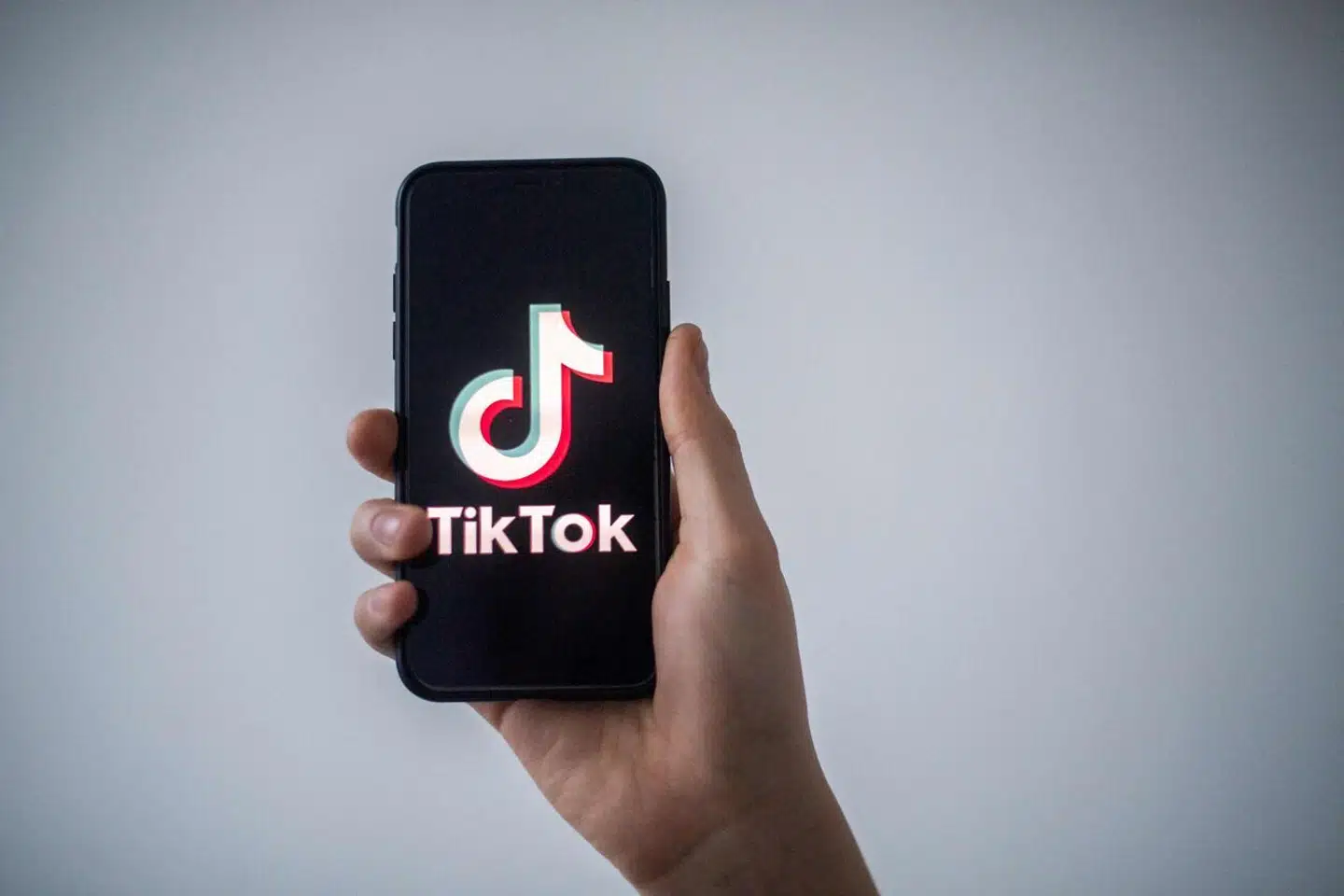 Britisk myndighed idømmer TikTok bøde på 12,7 millioner pund, blandt andet fordi TikTok ikke har indhentet samtykke til brug af børns data, skriver AFP.