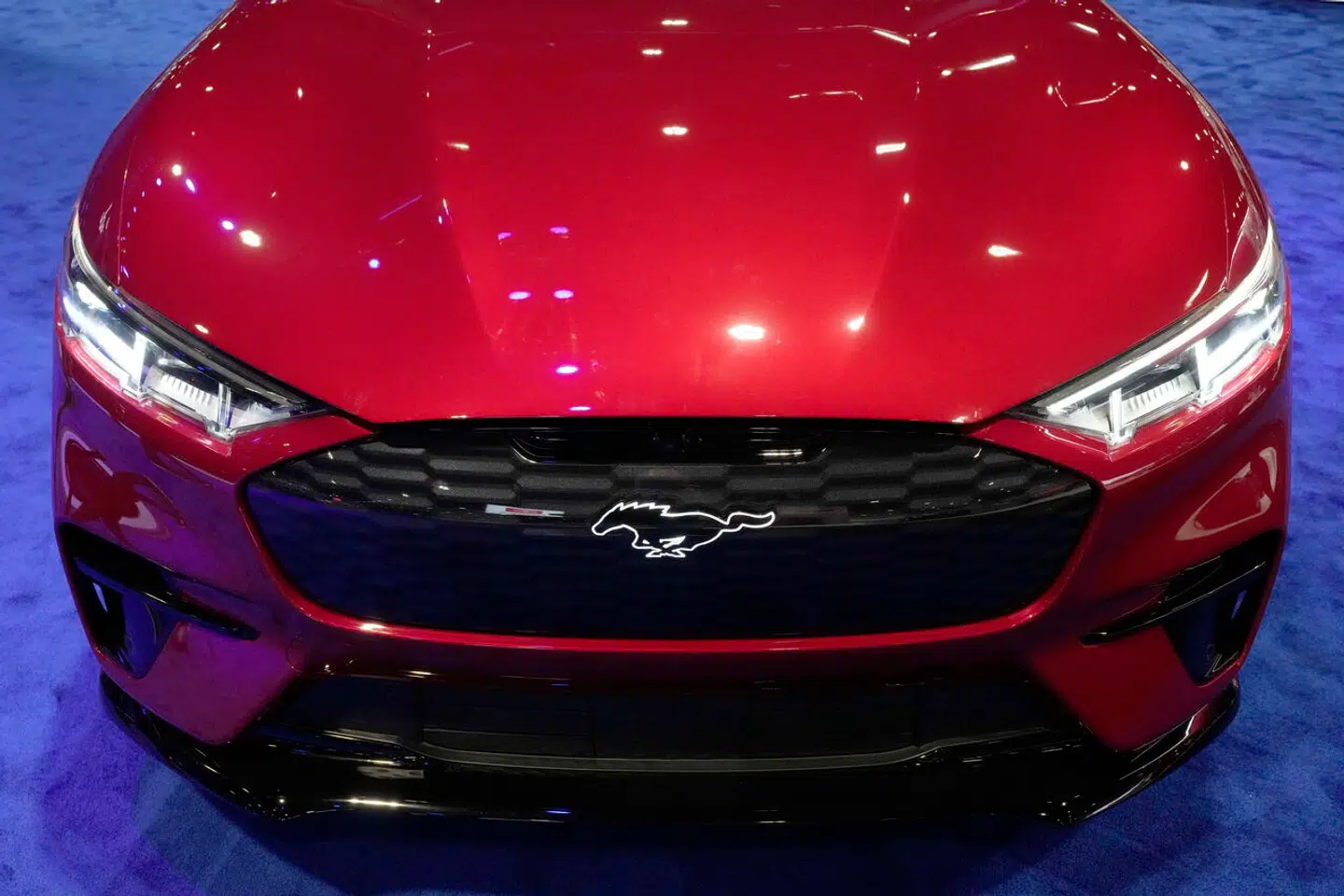 Ford følger i hælene på Tesla med store prisfald på elbiler.