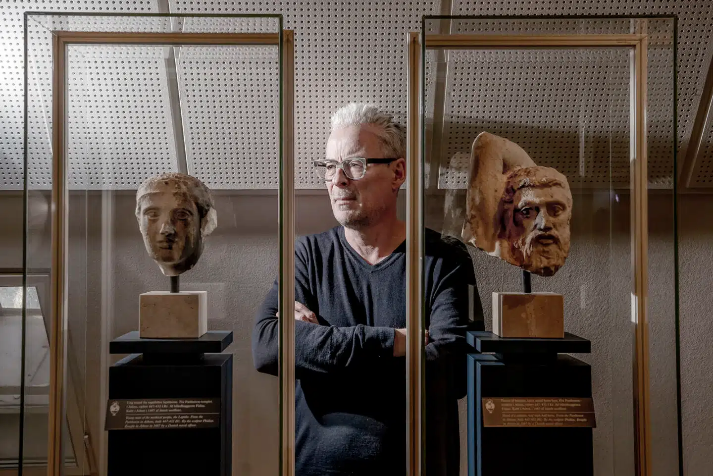 Nationalmuseets direktør, Rane Willerslev, mellem de to græske hoveder, som Grækenland nu kræver tilbage. Kravet har været fremsat tidligere, men er blevet afvist. Nu skal museet igen vurdere sagen, inden den endelig bliver afgjort af kulturministeren.