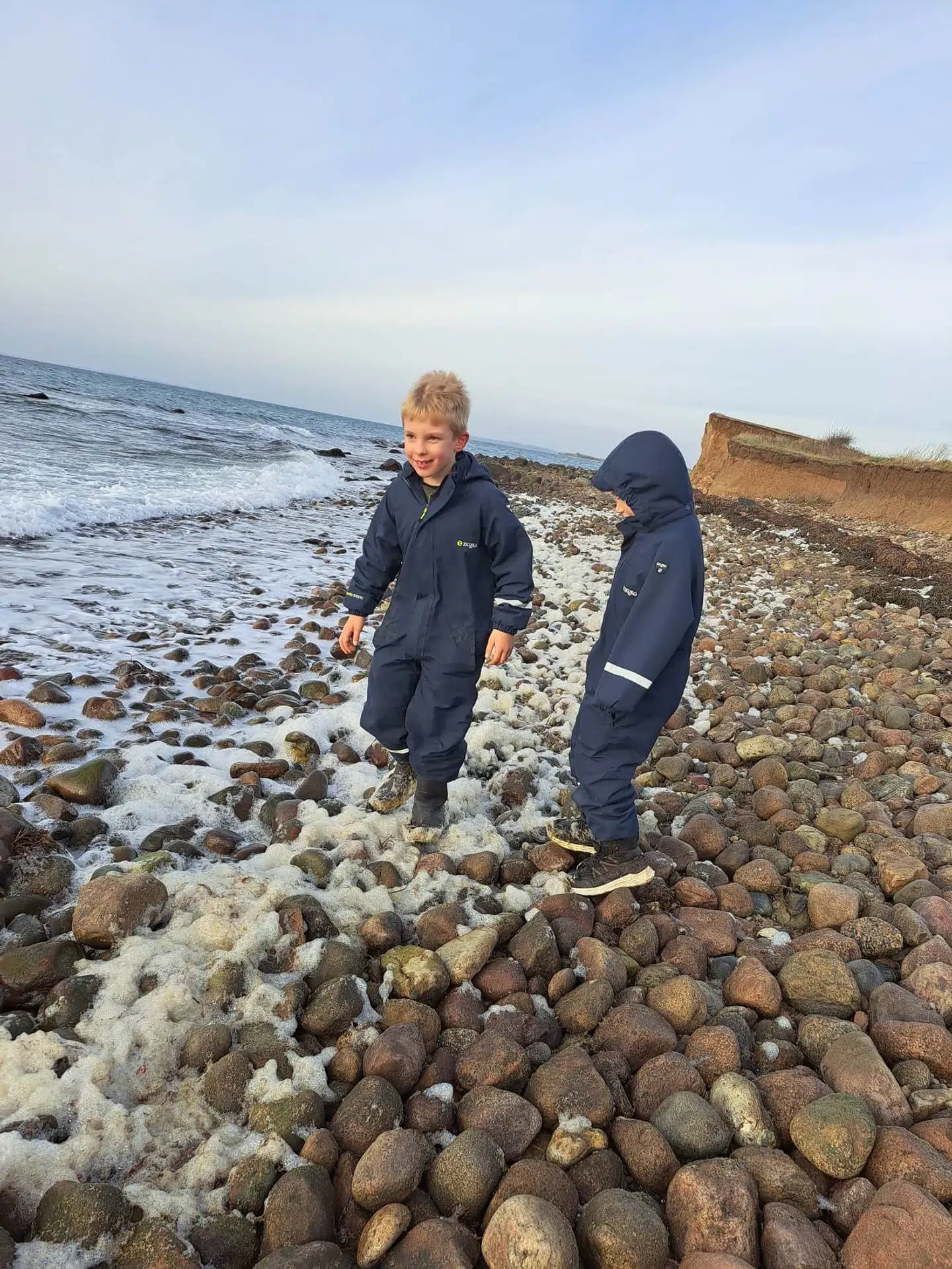 Sandie Hansen har fået sine tvillinger hjem igen, men Langeland Kommune har ikke erkendt, at tvangsfjernelsen af dem var uberettiget. Derfor sagsøger hun nu kommunen.