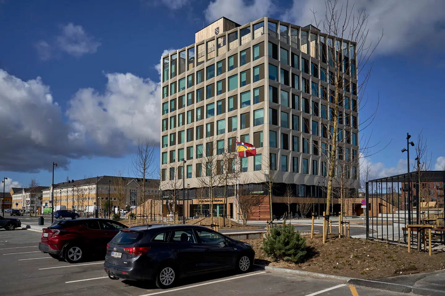 Det nye rådhus i Høje Taastrup rager op i det urbane landskab mellem City 2 og stationen. Den flotte facade giver det en aura af kvalitet, og udsigtsterrassen på niende sal er et klart hit.