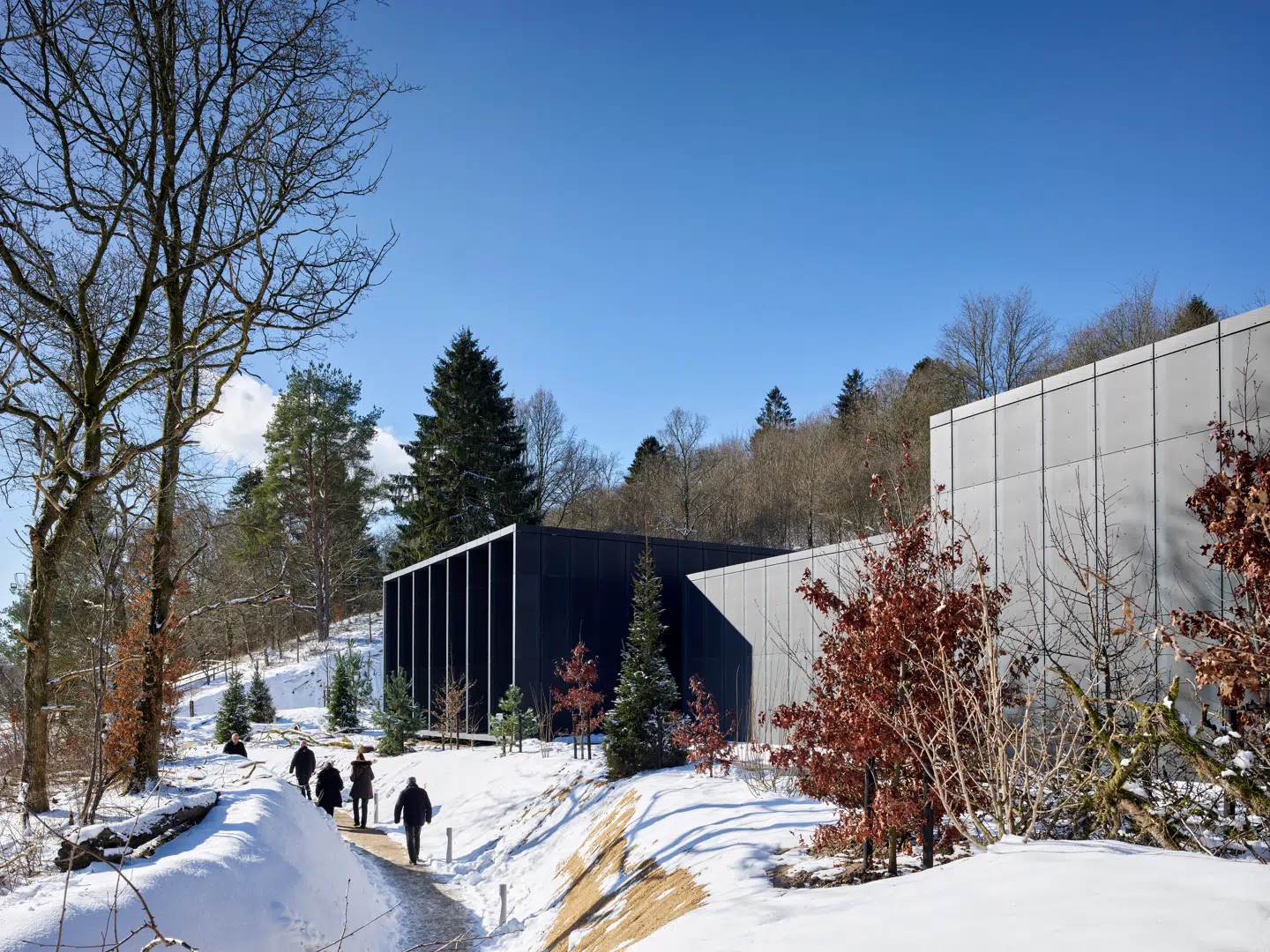 Besøgscentret falder diskret ind i landskabet og ligner meget passende en transformatorstation eller noget andet teknisk,