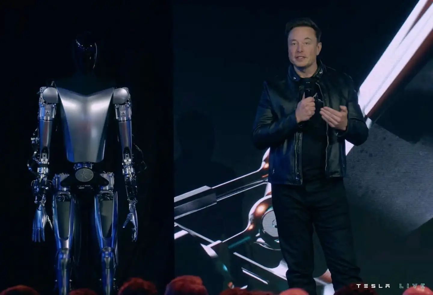 Tesla-stifteren Elon Musk er medunderskriver på et krav om en »øjeblikkelig pause« for videreudviklingen af avanceret kunstig intelligens. Her står Musk på scenen til en Tesla-konference om kunstig intelligens i september med robotten Optimus ved sin side.