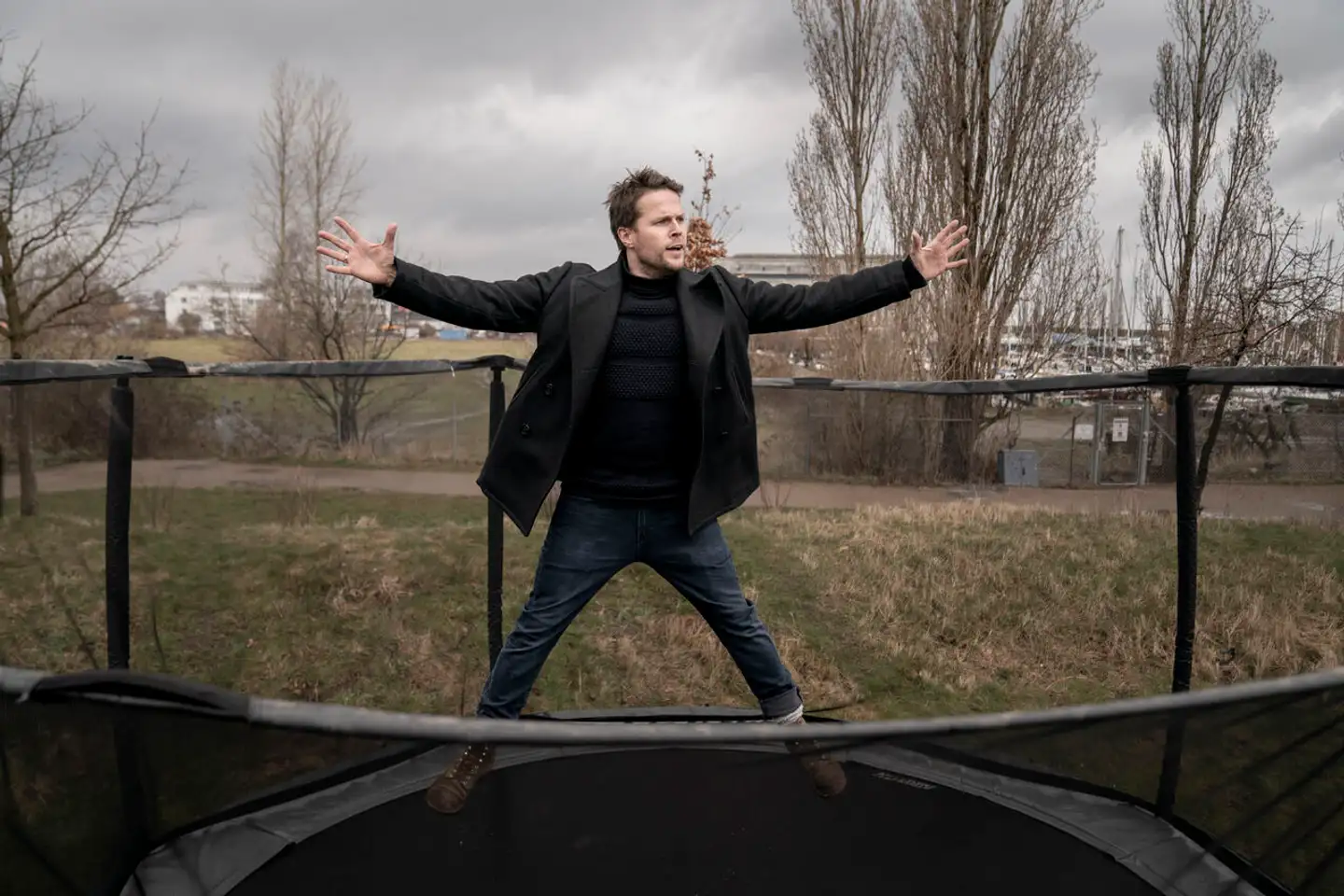 Gennem de seneste årtier er forældreskabet blevet voldsomt intensiveret. Men antropologen Henrik Hvenegaard Mikkelsen er gået videnskabeligt til værks, og han afliver en række af de »sandheder«, forældre i dag bliver fortalt.