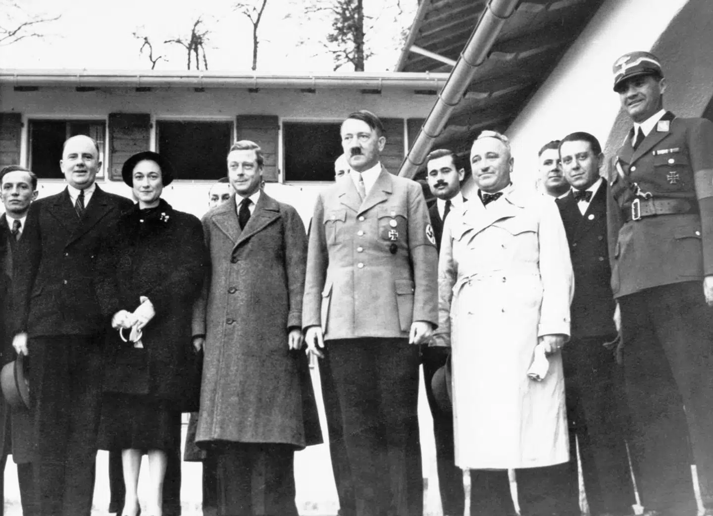 Adolf Hitler med hertugen og hertuginden af Windsor til venstre for sig. Planen var tilsyneladende, at ekskong Edward skulle genindsættes på tronen i et besat Storbritannien.