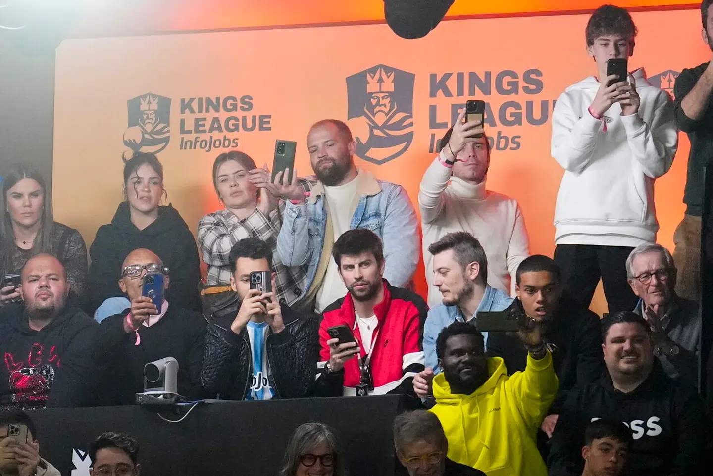 Gerard Piqué (midt i billedet i rødt) har i årevis kombineret en fornem karriere på banen med succes som forretningsmand uden for. Her ses den tidligere FC Barcelona-spiller under en runde i Kings League, der efter få måneder har et større publikum end hovedparten af kampene i Spaniens traditionelle fodboldliga.