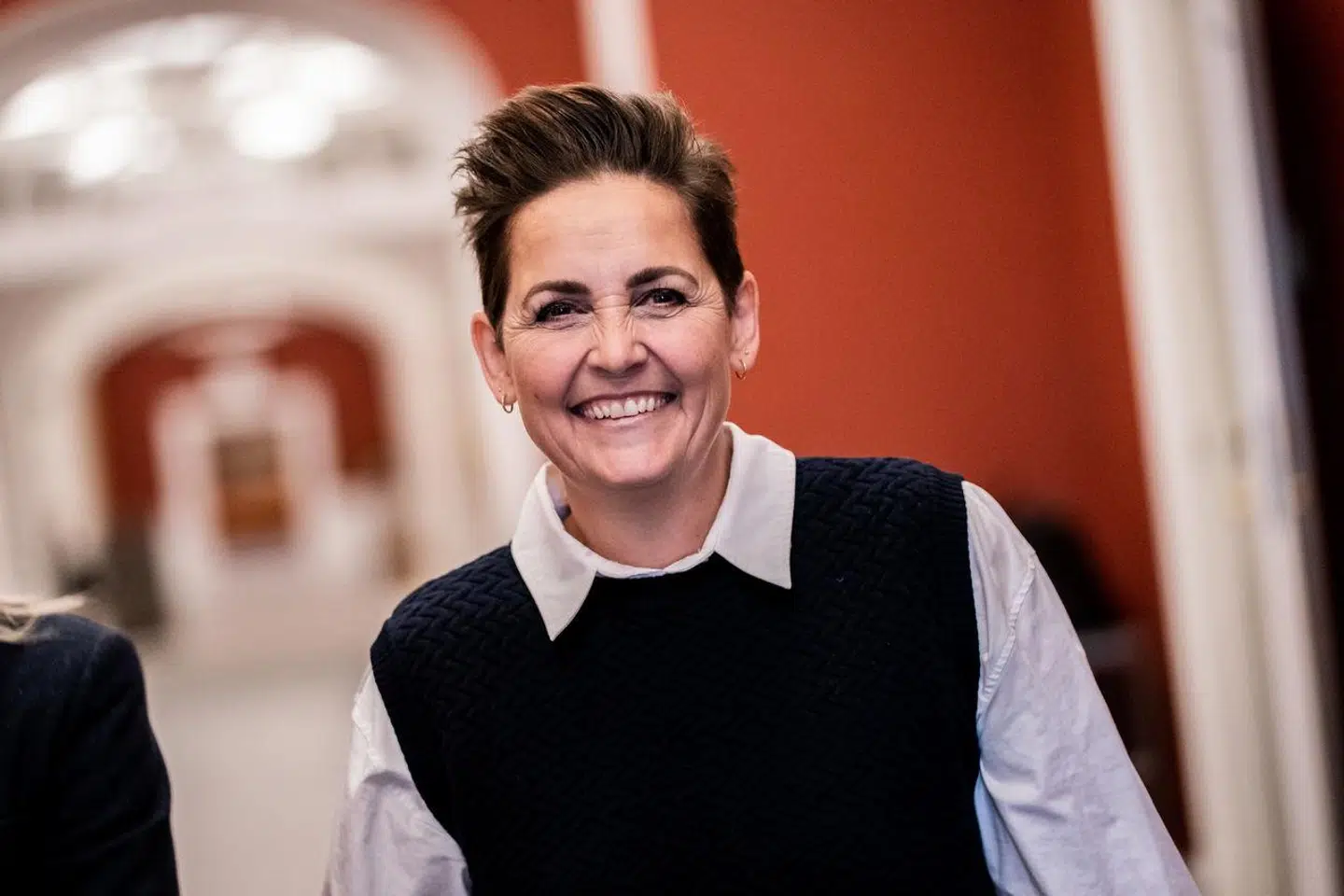 »Der er også tegn på, at SF kan opnå en smule indflydelse, hvis de støtter SVM-regeringens netop fremlagte finanslovsforslag. Olsen Dyhr peger selv på den mulighed, hvis regeringen imødekommer SF med penge,« skriver Jarl Cordua.