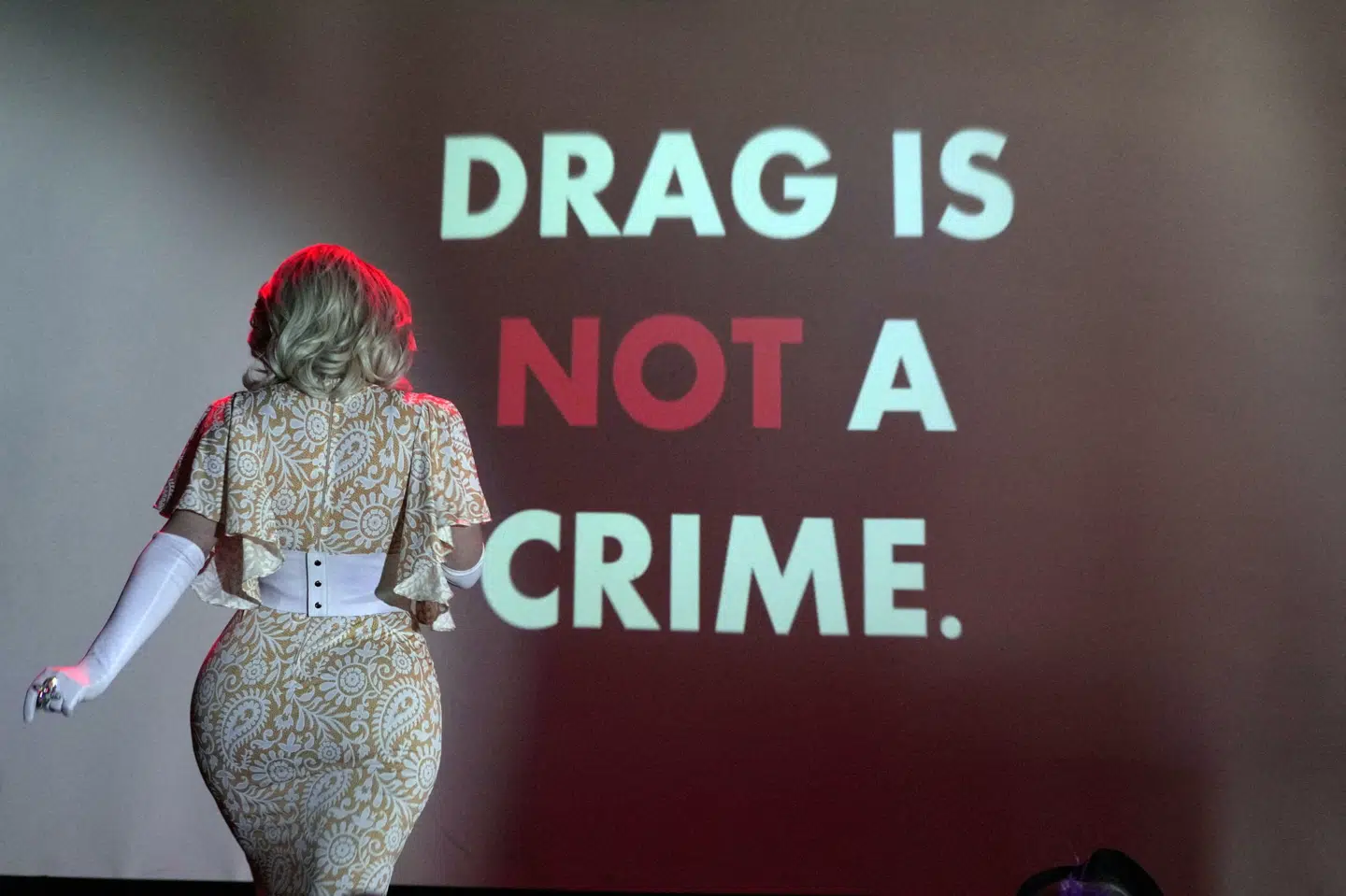 Lørdag skulle en lov, der forbyder dragshows i offentligheden og foran børn i Tennessee, være trådt i kraft, men en dommer har blokeret loven. Søndag i sidste uge var der i Memphis et dragshow, hvor drags markerede deres utilfredshed med loven. Karen Pulfer Focht/Reuters