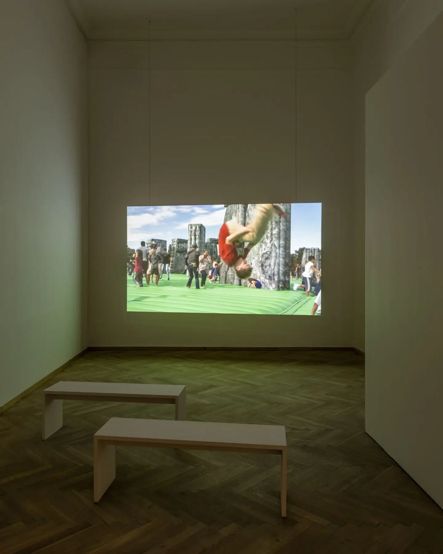 I »English Magic«-videoværket, som Jeremy Deller havde med på Venedig Biennalen i 2013, lader han en hoppeborg-version af det præhistoriske monument Stonehenge puste sig op i slowmotion, hvorefter horder af børn og voksne kaster sig frydefuldt over en del af deres nationale identitet.