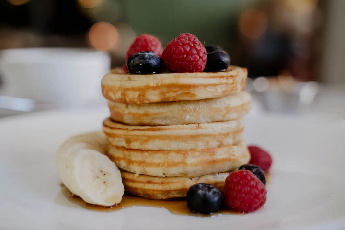 De klassiske amerikanske pandekager på Bistro Royal var tæt på perfekte, mener Berlingskes anmelder. Her serveres de med hjemmelavet nutella, peanutbutter og banan.
