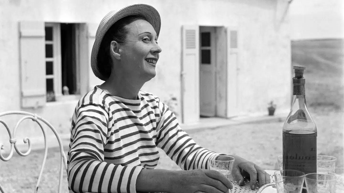 Den franske skuespiller Arletty nyder et glask fransk hvidvin ved sit hus på den franske ø Belle Île i 19050'erne. Hvad ved du om franske vine?