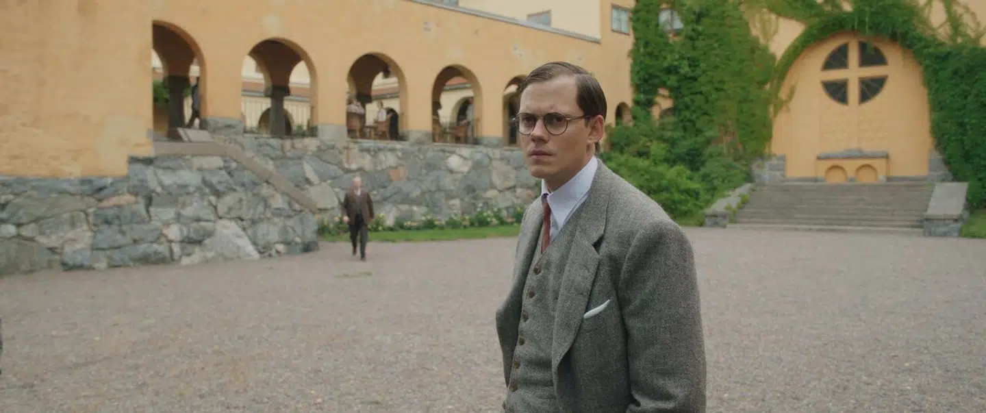 Sven Stolpe er et stort litterært navn i Sverige og morfar til hovedpersonen Alex i filmen »Brænd alle mine breve«. Sven bliver spillet af stortalentet Bill Skarsgård, en af Stellan Skarsgårds otte børn.