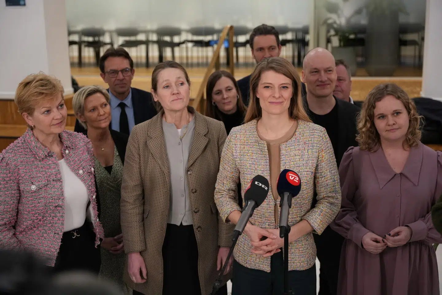 Bag aftalen står regeringen samt SF, Danmarksdemokraterne, Liberal Alliance, De Konservative, Enhedslisten, Radikale Venstre, Dansk Folkeparti, Alternativet og Nye Borgerlige. Doorstep i Beskæftigelsesministeriet efter forhandlinger om ny arbejdsmiljøaftale torsdag den 30. marts 2023.