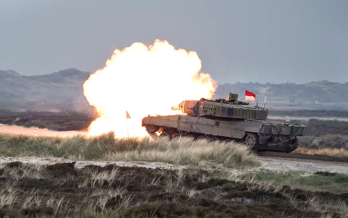 Sverige deltager stadig mere ofte i øvelser sammen med NATO-lande. Her i Oksbøl, hvor fem nationer – Danmark, Sverige, Norge, Canada, Tyskland og USA – har deltaget i en øvelse om at finde den bedste kampvognsbesætning. Med til finalen torsdag 18. maj var en dansk og to norske besætninger.