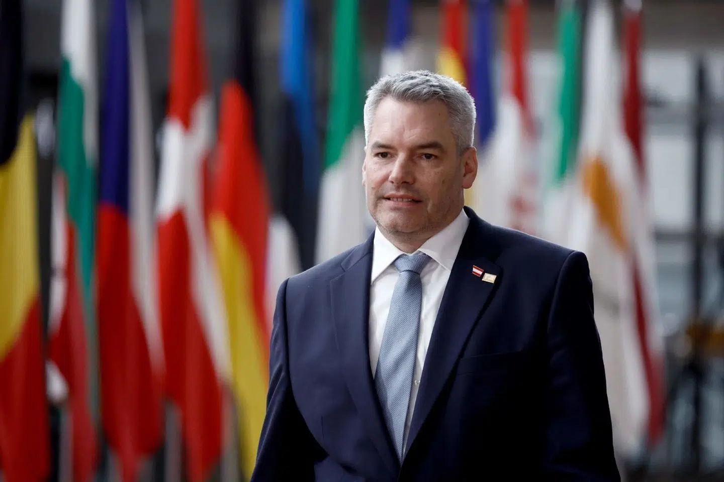 Fredag kommer Østrigs kansler, Karl Nehammer, på besøg hos statsminister Mette Frederiksen (S). (Photo by Kenzo TRIBOUILLARD / AFP)