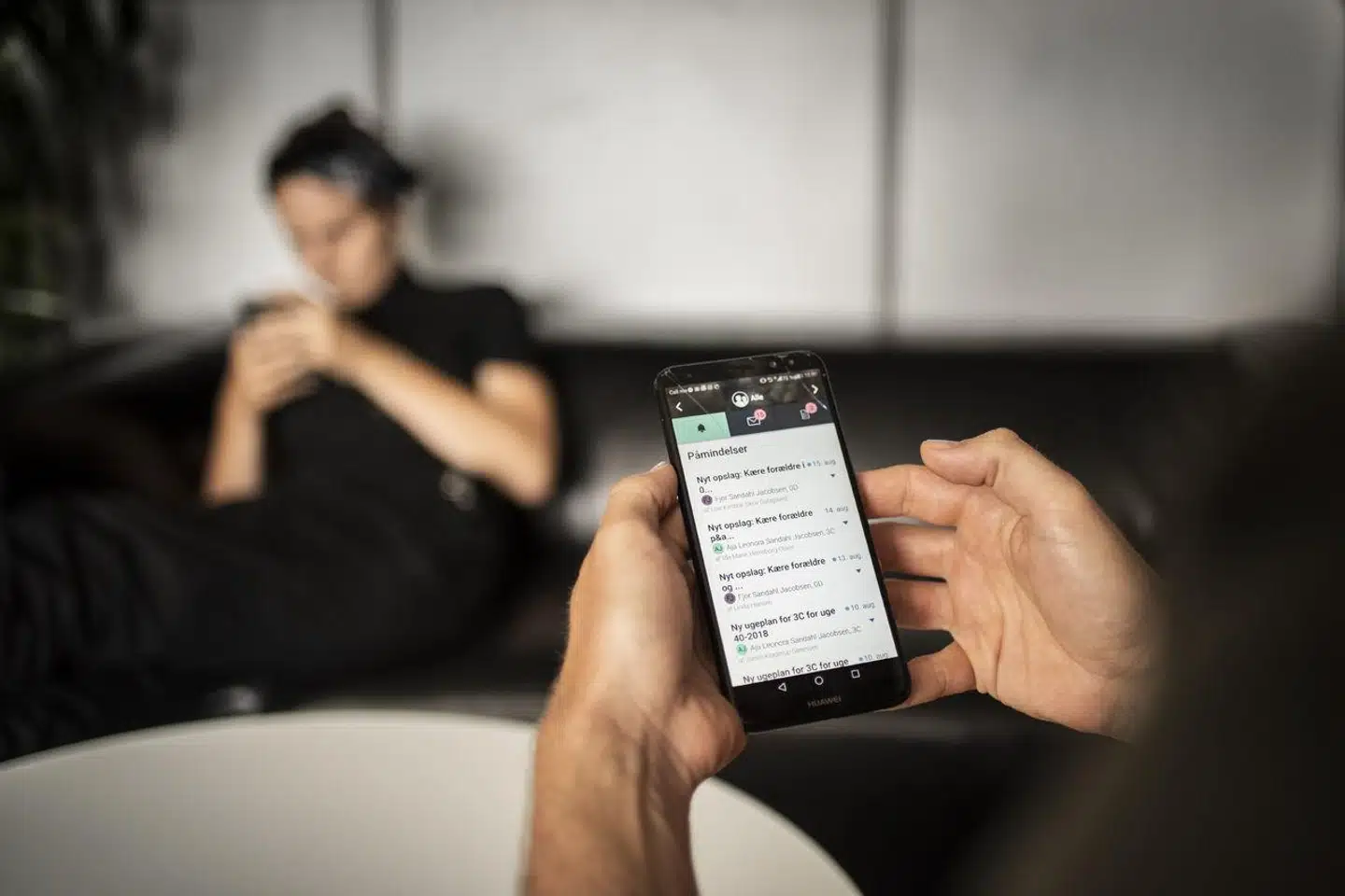 »Når hjernen hele tiden bliver bombarderet med informationer fra vores telefoner, mens man er i gang med indlæring eller fordybelse i en opgave, ødelægger det muligheden for at koncentrere sig på kort og lang sigt,« skriver André Rogaczewski.