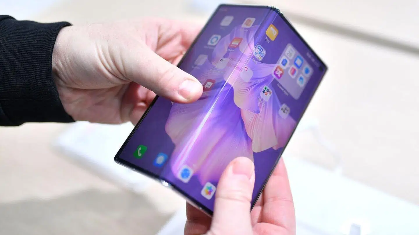 På den nyligt afholdte Mobile World Congress i Barcelona, verdens største mobilmesse, var foldbare telefoner meget synlige. Her er det kinesiske Huaweis Mate Xs 2, som folder modsat de fleste andre telefoner, fordi den har dobbeltskærmen på ydersiden, når telefonen er foldet sammen.