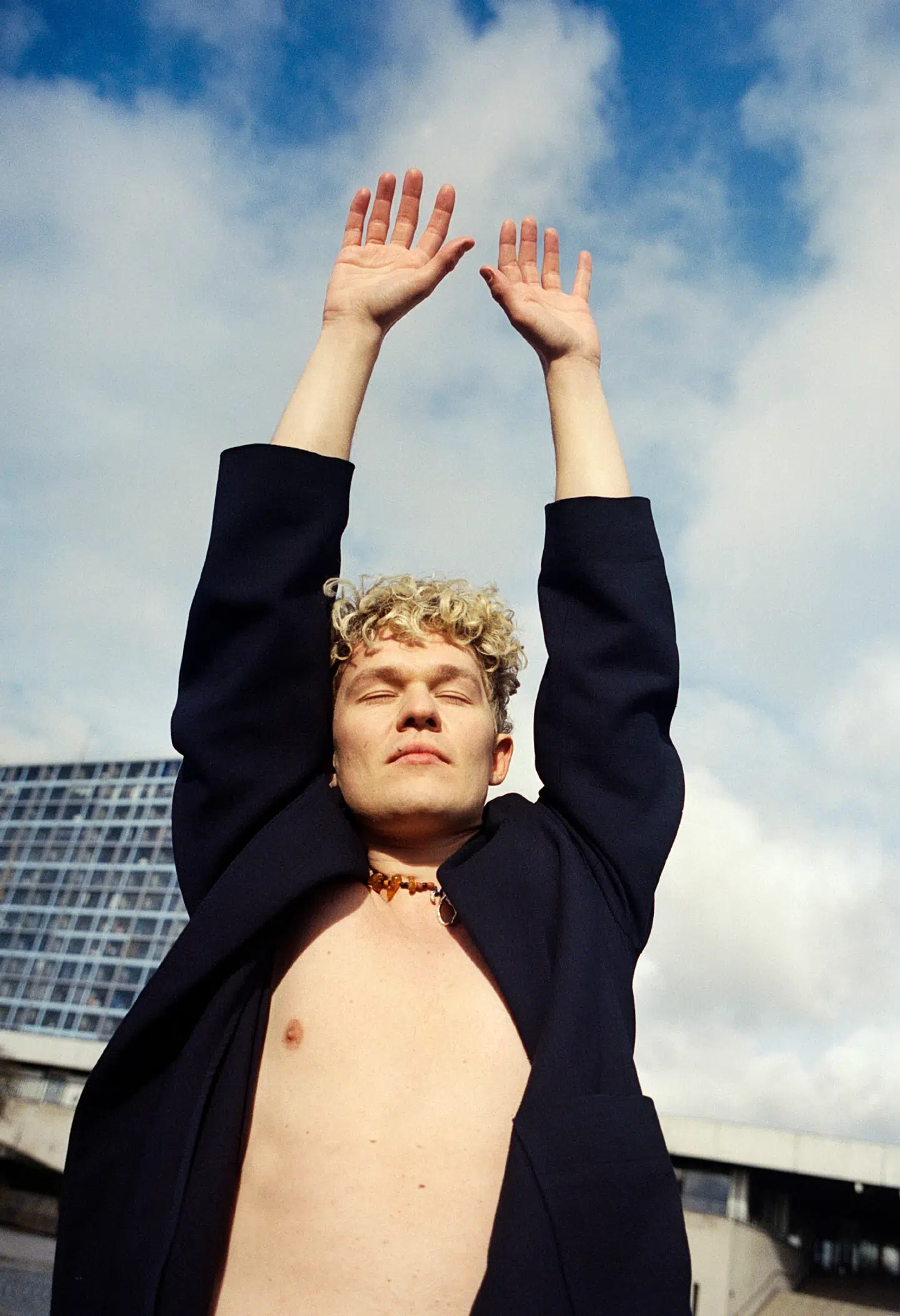 Saveus debuterede ved P3 Guld 2015 med sangen »Levitate Me«, der sidenhen blev et stort hit.