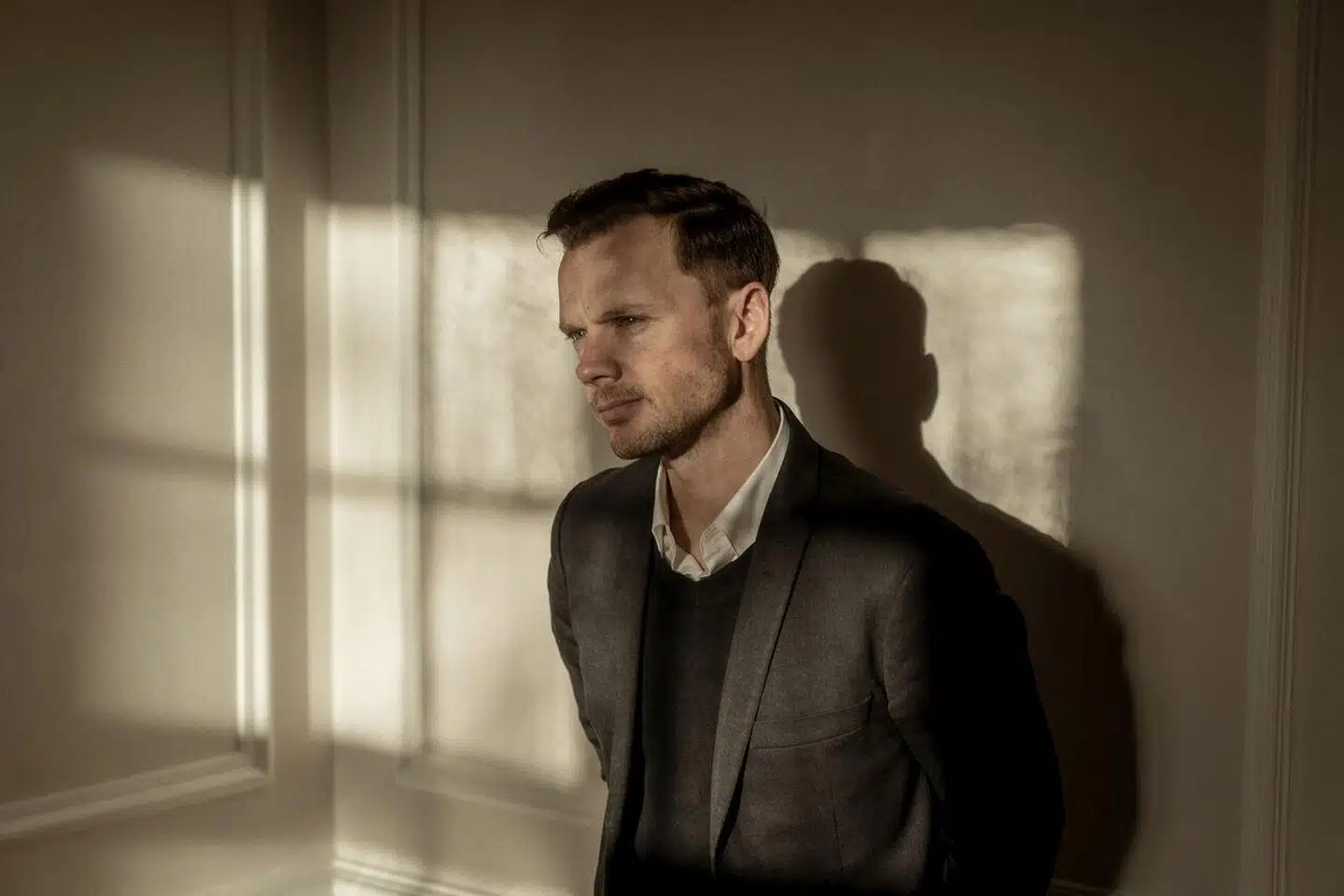 »Noget skal der gøres, og her kommer justitsminster Peter Hummelgaard ind i billedet. For snart skal justitsministeren lægge arm med finansministeren ifht. at finde de midler, der skal til for at opretholde vores retsstat i en tid, hvor sundhed, klima og uddannelsesreformer optager budgettet,« skriver Ali Aminali.