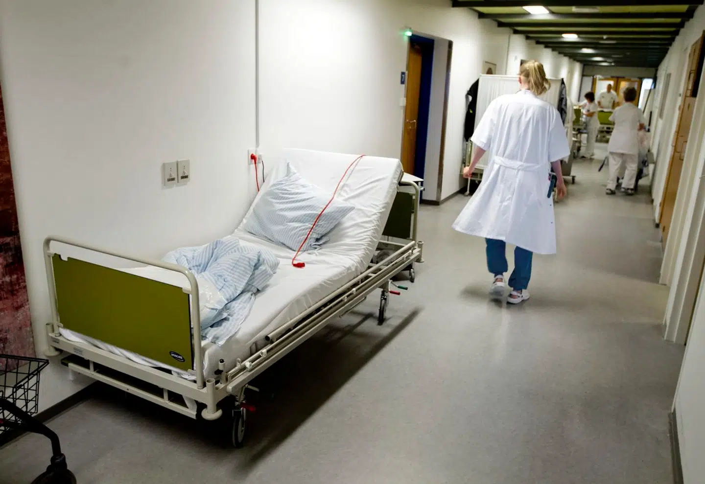 Der er på landets hospitaler store problemer med overbelægning og senge på gangene, ligesom der mangler medarbejdere til at pleje og behandle det stigende antal ældre og syge. Og alt dette er kun toppen af isbjerget, fremgår det af en ny analyse.