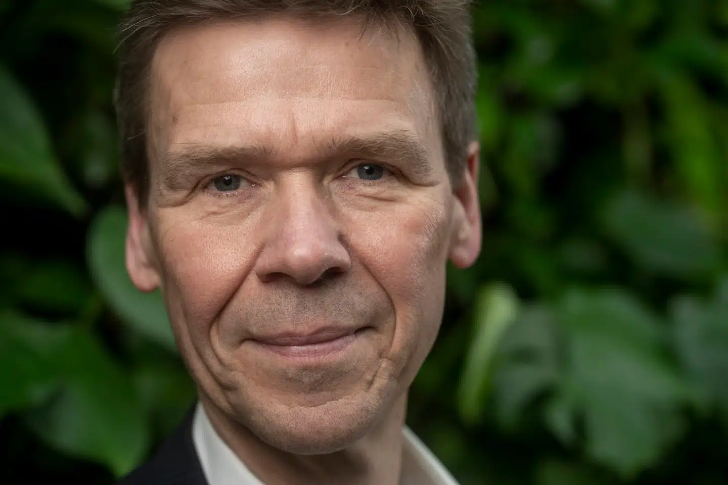 Efter i ugevis at have afvist at udtale sig om den interne ballade og de enorme bonusser optjent i Energi Danmark, brød bestyrelsesformand Jesper Hjulmand fredag tavsheden. Han fastholder, at de tre energihandleres bonusser beror på en ugyldig aftale.