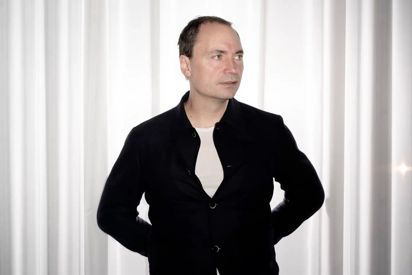 »En høj CO2-afgift vil i regnearket ikke koste mange arbejdspladser. Men arbejdspladserne vil flytte fra landet til byerne. Fra produktion til servicesektor. Det siger vismændene meget klart. Vil det ikke undergrave mange af de initiativer for at skabe et Danmark i balance, som den regering, Tommy Ahlers selv var en del af, arbejdede for?« spørger Søren Søndergaard.