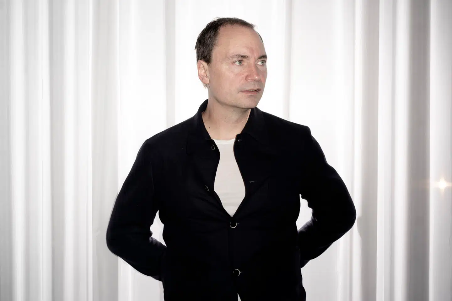 »En høj CO2-afgift vil i regnearket ikke koste mange arbejdspladser. Men arbejdspladserne vil flytte fra landet til byerne. Fra produktion til servicesektor. Det siger vismændene meget klart. Vil det ikke undergrave mange af de initiativer for at skabe et Danmark i balance, som den regering, Tommy Ahlers selv var en del af, arbejdede for?« spørger Søren Søndergaard.