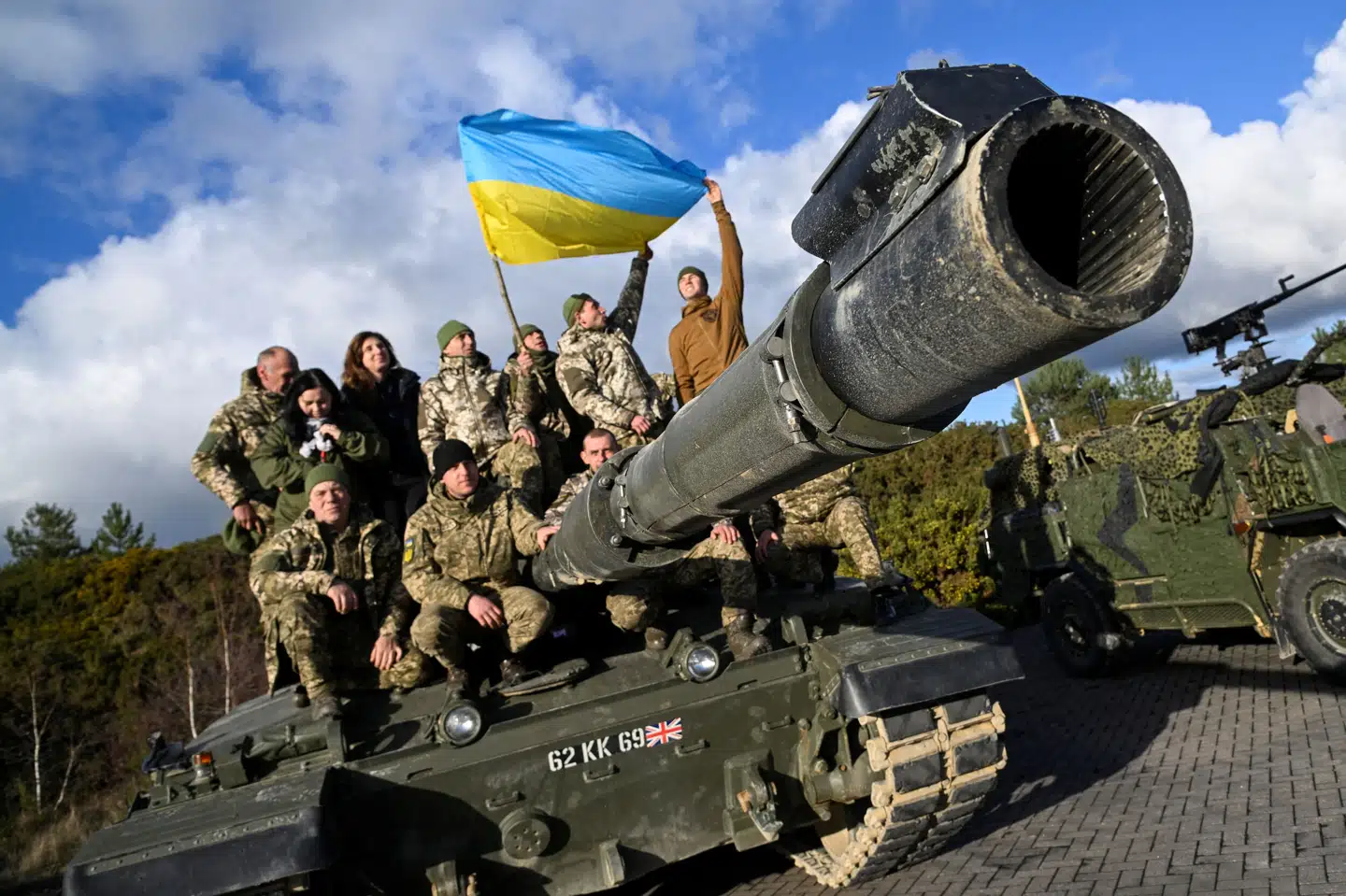 Ukrainske soldater poserede med det ukrainske flag, mens de befandt sig i Storbritannien. Her modtog de træning, så de kan betjene Challenger-kampvognene ved fronten. (Arkivfoto). Toby Melville/Reuters