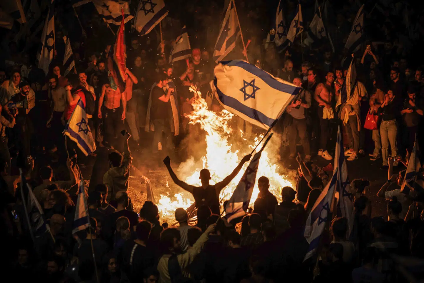 Demonstranterne tændte bål på Ayalon-motorvejen i Tel Aviv i weekenden og fortsatte med at vise deres utilfredshed indtil tidlig morgen, da politiet kom for at opløse demonstrationen.