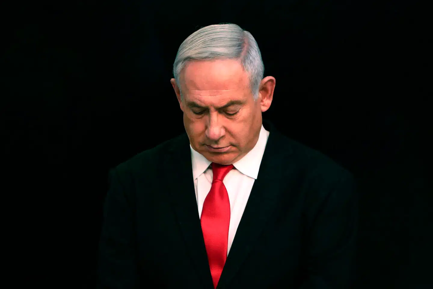 Israels premierminister Benjamin Netanyahu står over for valget mellem at holde sammen på regeringen eller på sit land.