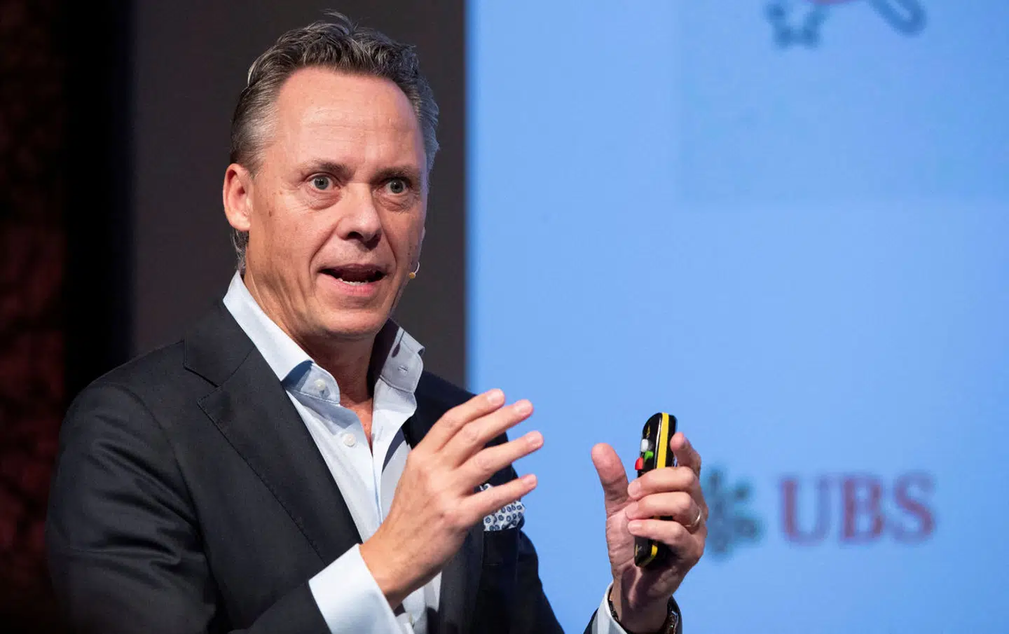 Med overtagelsen af det kriseramte Credit Suisse får UBS' topchef, Ralph Hamers, ansvar for en schweizisk megabank. Og myndighederne vil følge ham tæt.