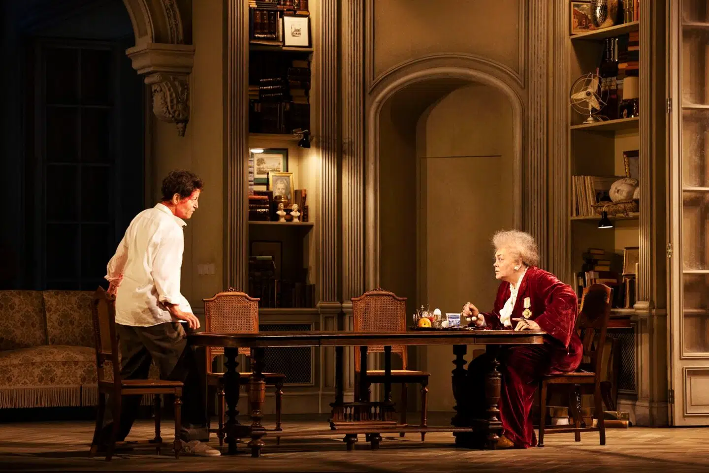 En hævngerrig kvinde og hendes dødsdømte mor: Elektra (Lise Lindstrom) og Klytaimnestra (Violeta Urmana).