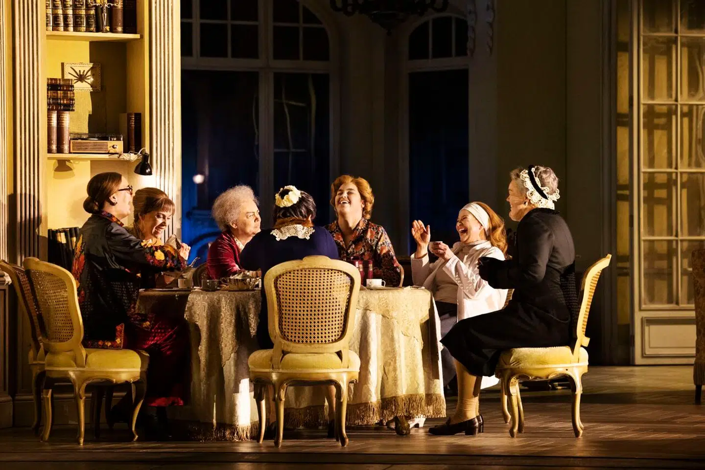 Herskabets tjenende ånder: Melissa Baug, Elisabeth Jansson, Violeta Urmana, Louise McClelland Jacobsen, Frida Lund-Larsen, Hanne Fischer og Hedwig Haugerud.