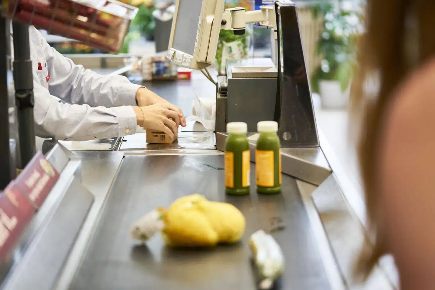 »Hvis Danmark skulle producere mindre mad, skulle der selvsagt produceres tilsvarende mere andetsteds. Så hvor skulle det være? I Østeuropa for eksempel? Eller Brasilien? Forestiller vi os så, at det vil forurene mindre dér end i Danmark?« skriver Lars Tvede.