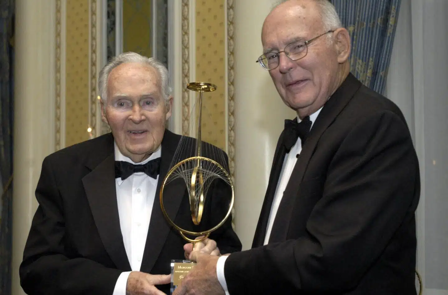 Gordon E. Moore (th.) modtager her i 2005 en pris fra Robert Galvin, bestyrelsesformand i Motorola, i New York. Gordon Moore var pioner inden for mikrochipbranchen og medstifter af chipgiganten Intel.