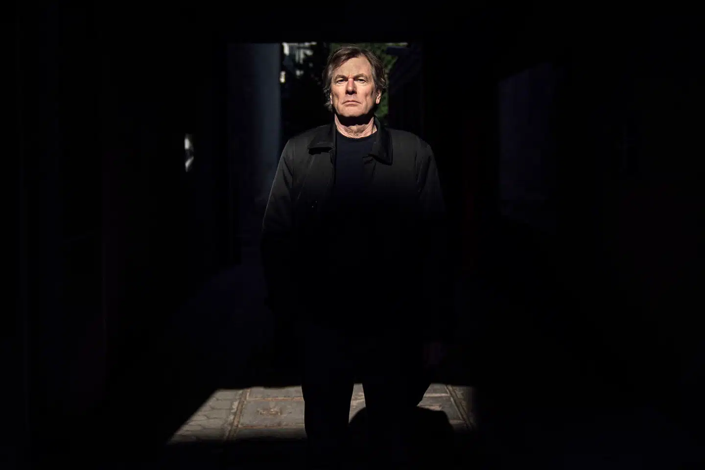 »Hvordan skal vi dog kunne leve med en så rent ud sagt rablende gal nabo? Et kolossalt Nordkorea lige øst for Bornholm. Et regime som udøver folkemord og bortfører børn i tusindtal for at bortadoptere eller genopdrage dem, som bomber løs, mens det har travlt med at rage til sig af landets naturrigdomme,« spørger forfatter Benn Q. Holm.