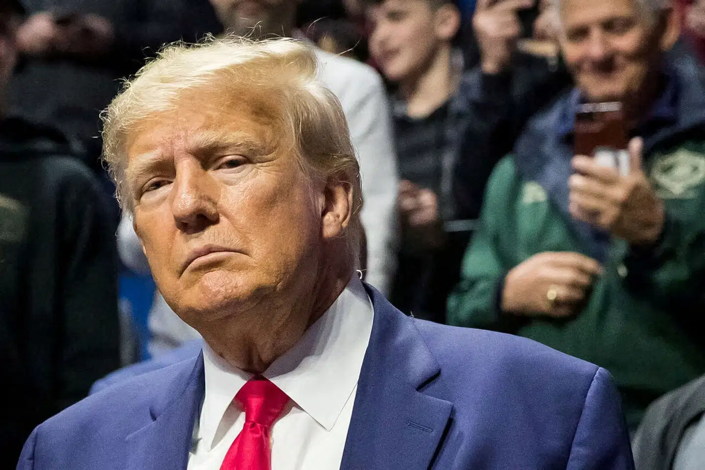 Donald Trump bebudede selv, at han ville blive anholdt i forbindelse med sagen om, at han skulle have bestukket pornomodellen Stormy Daniels. Han er dog ikke blevet anholdt. Og det er kun på computergenererede falske fotos, at man kan se en anholdelse. Dette foto er i øvrigt et ægte foto af Donald Trump.