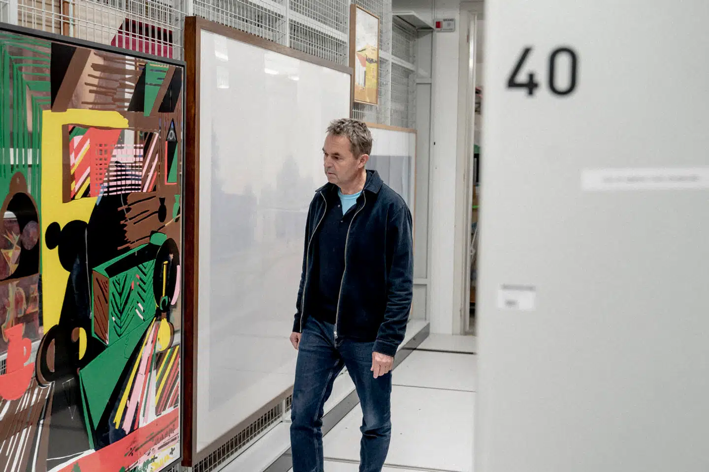 Louisianas direktør, Poul Erik Tøjner, viser rundt in museets omfattende kunstsamling, der gemmer sig i arkivet.