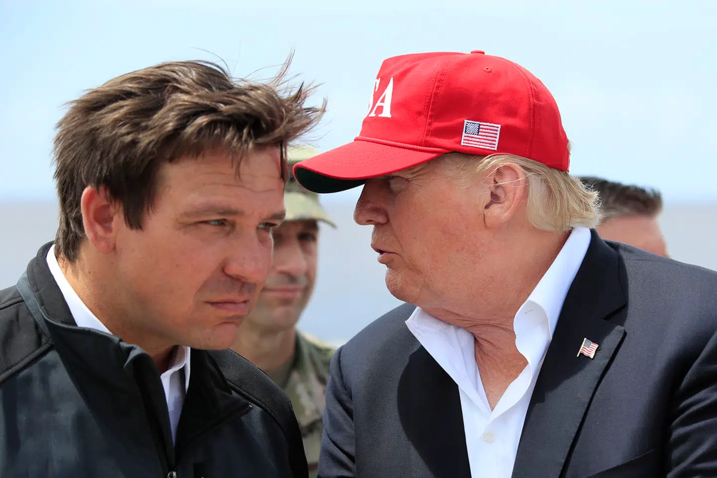 »I 'MAGA'-land har man længe haft den fortælling, at der findes en neokonservativ sammensværgelse i Det Republikanske Parti, der er årsagen til, at USA de sidste 20 år har været engageret i krige langt fra USA,« skriver Mads Fuglede. Her foto af Donald Trump, der har meldt sig som præsidentkandidat i 2024, og Ron DeSantis, der forventes at stille op.