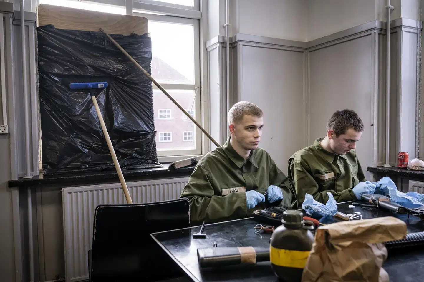 »Og Forsvaret… Jeg kan godt huske, da min egen regering traf den – katastrofale – beslutning at gennemføre en stor besparelse på 15 procent tilbage i 2011,« skriver Søren Pind.