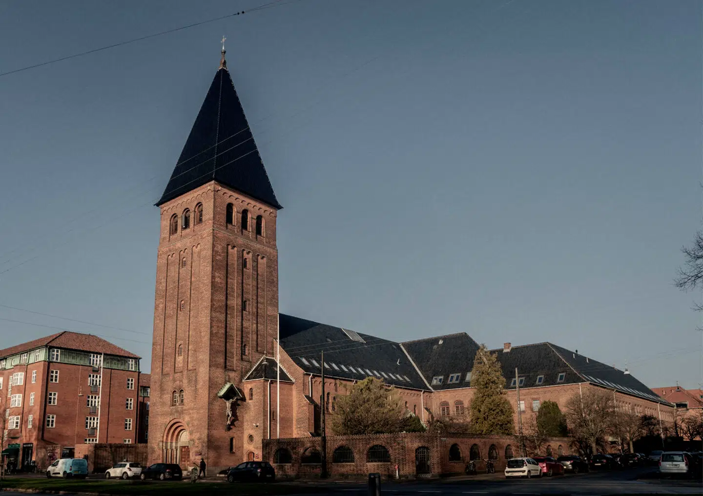 Niels Steensen Grundskole og Gymnasium har på skolens grund sin egen kirke.