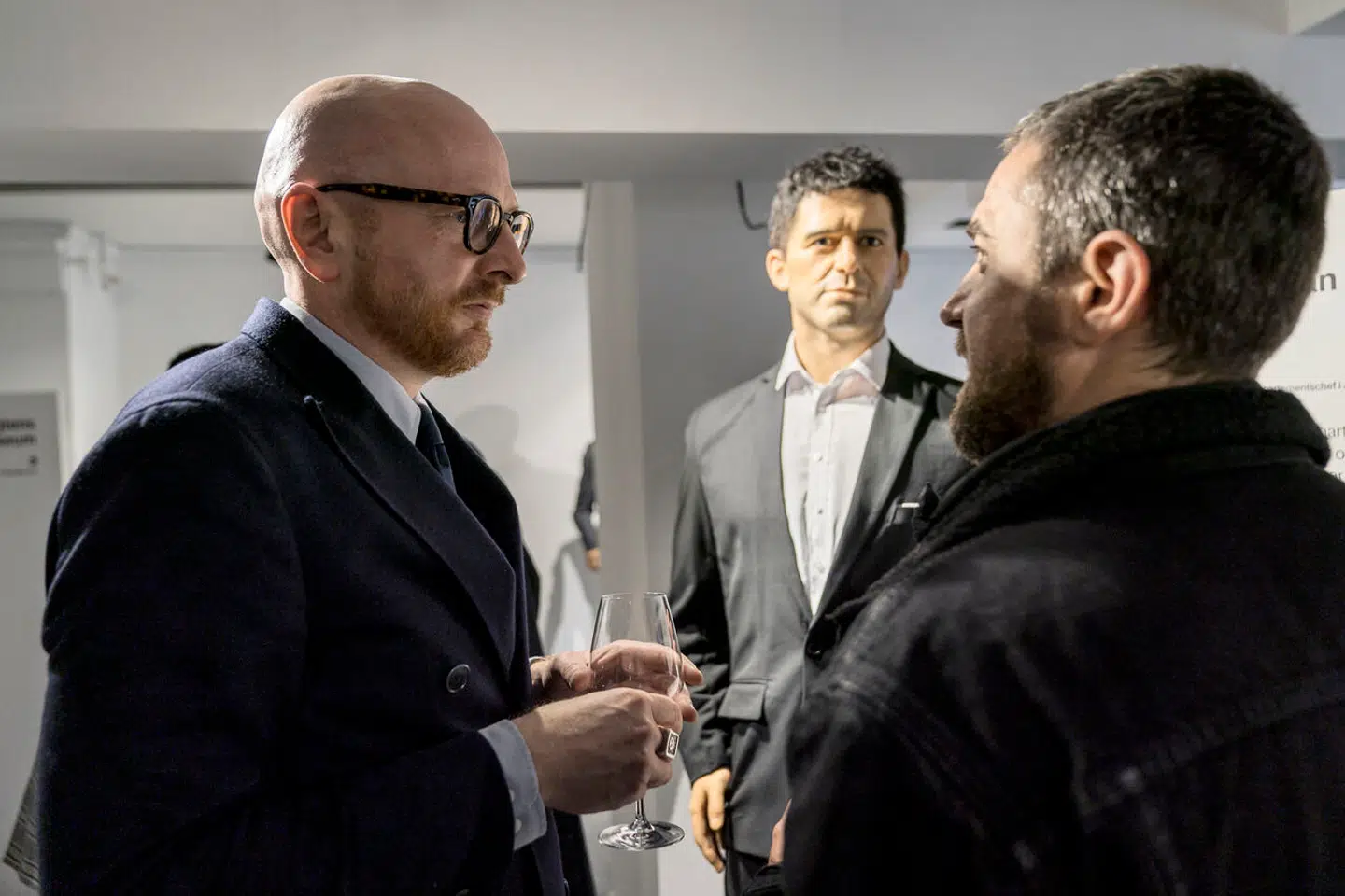 Mediet Frihedsbrevet, der har Mads Brügger i spidsen som chefredaktør, har fået lavet voksfigurer i fuld størrelse af hver af de ti embedsfolk, der fik kritik af Minkkommissionen.