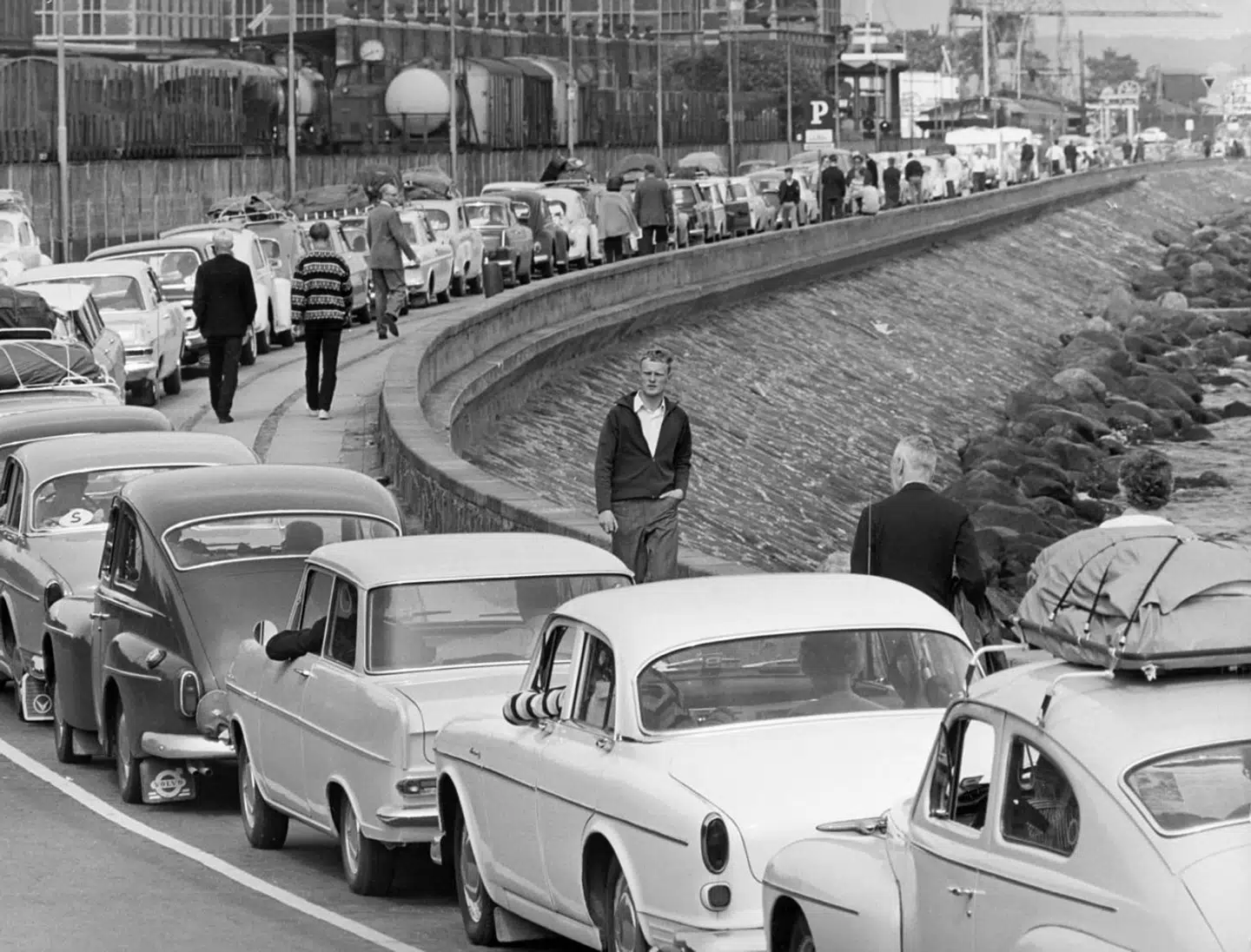 Det skete også fra tid til anden dengang for mange år siden, at folk holdt i kø på Strandvejen, men i dag er hverdagene på den smukke rute præget af mange biler med en enkelt billist. Det kan man gøre noget ved, mener Holger Overgaard Andersen. Arkivfoto: Åge Sørensen