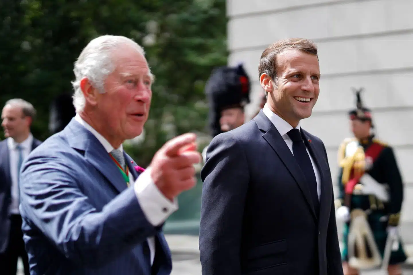 Charles 3. og Emmanuel Macron indvier en statue af Frankrigs legendariske præsident Charles de Gaulle i 2020, mens førstnævnte endnu var kronprins. Statsbesøget i Frankrig skulle have været den nye britiske konges første af slagsen.