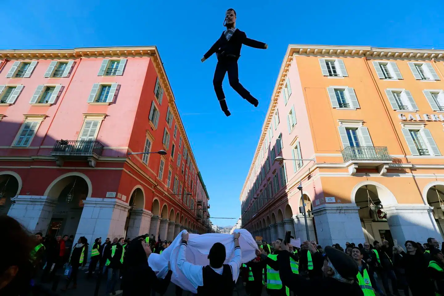 Højt at flyve, dybt at falde? Balladen om pensionsreformen truer med at gøre Macrons anden præsidentperiode til et endnu værre mareridt for ham end den første.