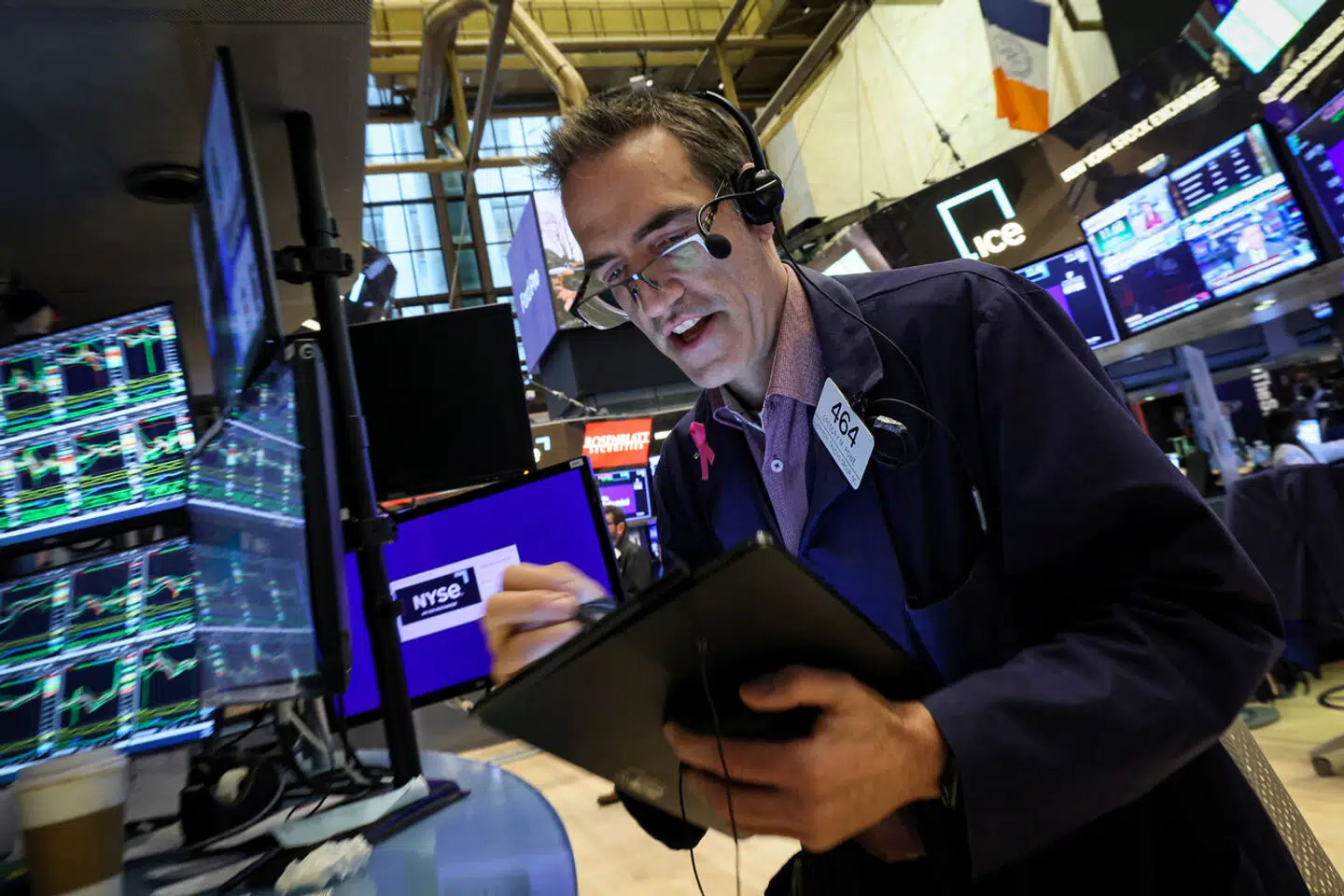 En børshandler på job på New York Stock Exchange i går, torsdag. I dag har han formentlig fået endnu mere travlt. Kurserne falder nemlig over hele linjen, efter at bankpanikken igen har fået liv i Europa på grund af frygt for, at Tysklands største bank, Deutsche Bank, kan stå foran problemer.